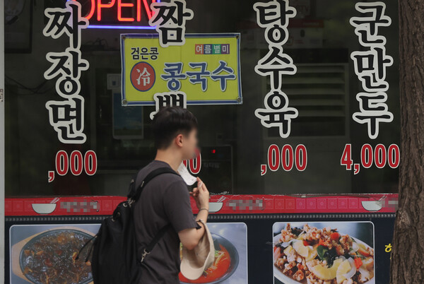 한국소비자원이 공시한 외식비 가격 동향을 분석한 결과 지난 1년 동안(2021년 7월~2022년 6월)의 서울 자장면 가격은 800원이 올랐다. /연합뉴스