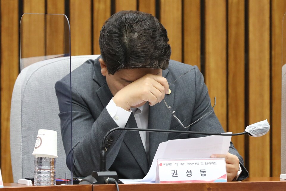 국민의힘 권성동 당 대표 직무대행 겸 원내대표가 19일 오후 국회에서 열린 국민의힘-제주 예산정책협의회에서 생각에 잠겨 있다. /국회사진기자단=연합뉴스