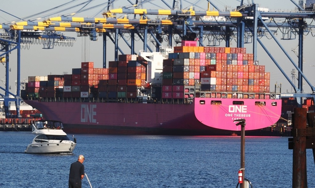 미국 캘리포니아주 샌퍼드로의 로스앤젤레스 항만에 대형 컨테이너선이 접안해 있다. /연합뉴스