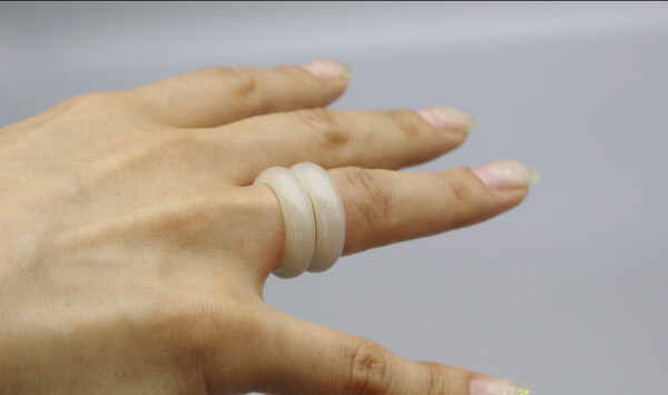 옥가락지를 착용한 모습. 최근 가락지는 예전에 비해 착용감이 좋고 디자인이 세련돼 일상의 패션 주얼리로 손색이 없다. /사진=민은미