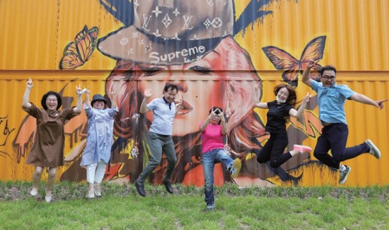 은퇴 후에 딱히 하고 싶은 일이 없다는 사람들이 있다. 그러나 엄밀히 말하면 하고 싶은 일이 없는 게 아니고 뭘 해야 할지 구체적으로 생각하지 않은 것이다. 위례인생학교 회원들 /사진 정동주