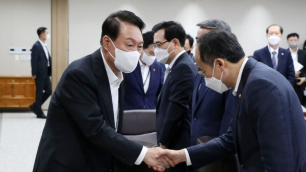 윤석열 대통령이 이달 19일 오전, 서울 용산 대통령실 청사에서 열린 국무회의에 입장하며 추경호 경제부총리 겸 기획재정부 장관과 악수하고 있다. /연합뉴스