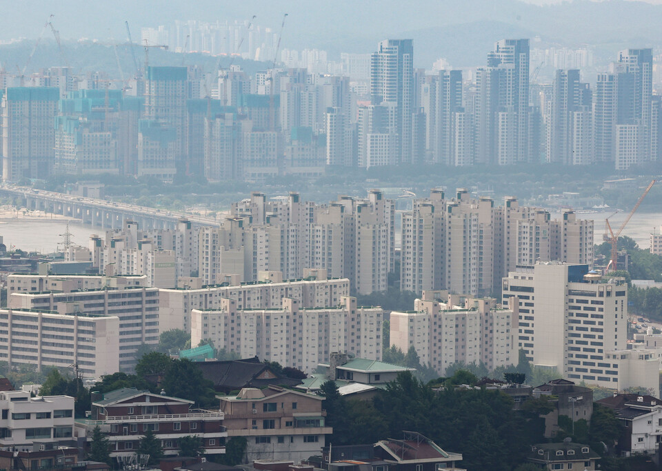 18일 남산에서 바라본 서울 시내 주택 단지 등 부동산의 모습 /연합뉴스
