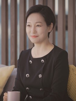 태수미는 딱 붙는 스터드 귀걸이를 애용한다. 우영우가 자신의 딸임을 알게 되는 장면이다. /사진=드라마 공식 홈페이지