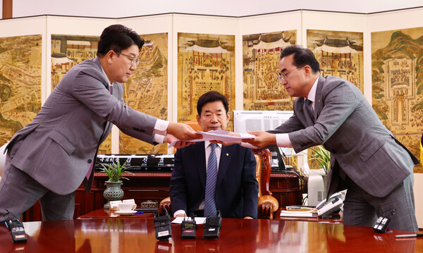 국민의힘 권성동 당대표 직무대행 겸 원내대표(왼쪽)와 더불어민주당 박홍근 원내대표가 22일 오전 서울 여의도 국회의장실에서 김진표 국회의장 주재로 열린 여야 원내대표 회동에서 국회 후반기 원구성 합의문을 교환하고 있다. 전반기 국회 임기 종료 이후 53일 만이다. /국회사진기자단=연합뉴스