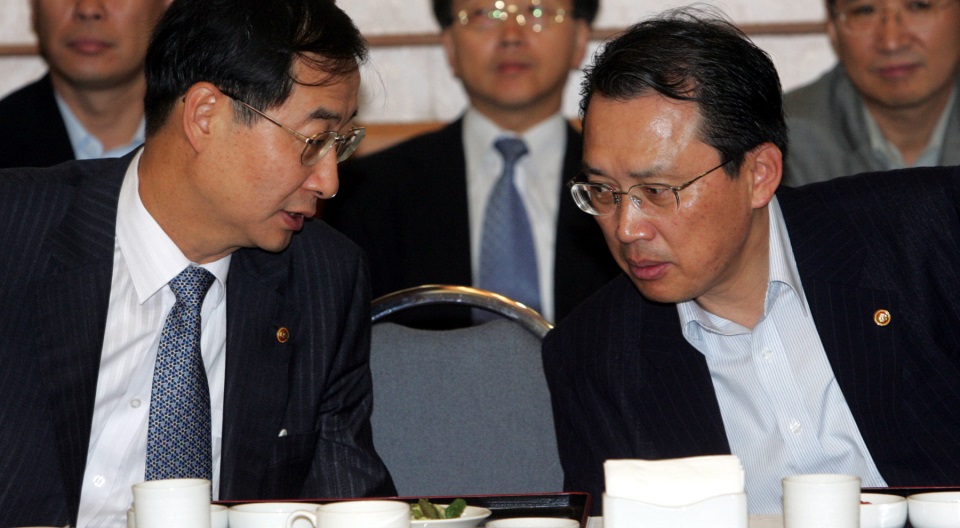 2005년 7월 4일 변양균 기획예산처 장관(오른쪽)과 한덕수 경제부총리가 국회에서 열린 당정협의회에 참석해 대화하고 있다. /연합뉴스