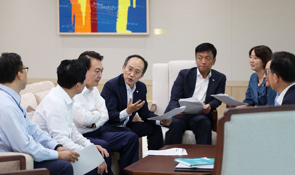 윤석열 대통령이 지난 7월 8일 제1차 비상경제민생회의에 앞서 추경호 경제부총리 겸 기획재정부 장관 등 회의 참석자들과 대화하고 있다. /연합뉴스