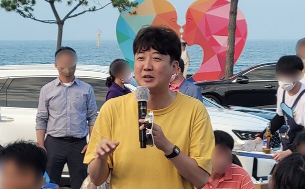 24일 저녁 경북 포항 송도해변 한 통닭식당에서 국민의힘 이준석 대표가 지지자나 포항시민과 치킨을 나눠 먹으며 대화하는 '번개모임'을 하고 있다. /연합뉴스