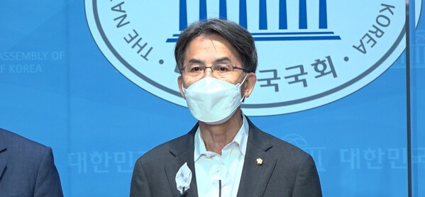 정필모 더불어민주당 국회의원이 26일 오전 국회 소통관에서 'TBS 조례 폐지안 즉각 철회 촉구' 기자회견을 갖고 있다. /장세곤 기자