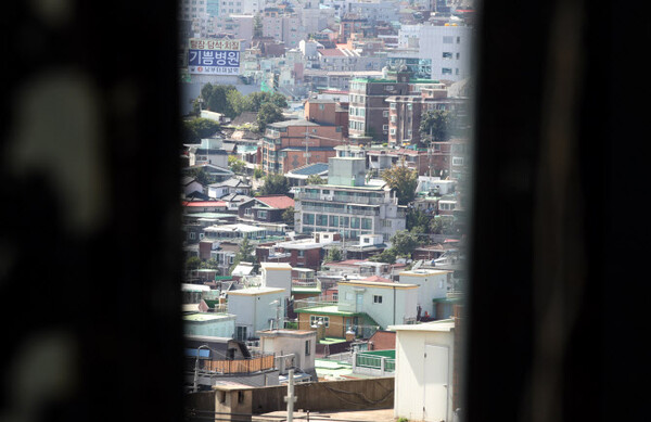 서울 용산구에 위치한 한 고급 빌라에서 바라 본 연립주택 밀집 지역. /연합뉴스