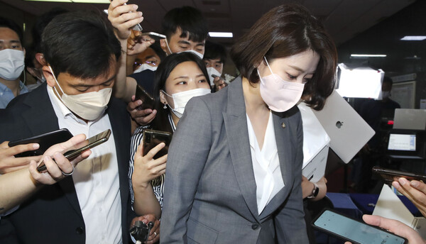 국민의힘 배현진 최고위원이 29일 서울 여의도 국회 당 원내대표실에서 최고위원 간담회를 마치고 나와 최고위원직 사퇴 의사를 밝힌 뒤 국회를 나서고 있다. /국회사진기자단=연합뉴스