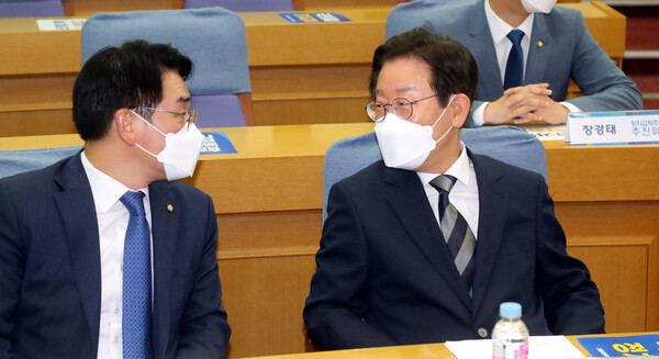 더불어민주당 이재명(오른쪽), 박용진 당 대표 후보가 29일 오전 국회 의원회관에서 열린 더불어민주당 국민통합 정치교체 추진위원회 당 대표 후보자 초청 공개토론회에서 대화하고 있다. /국회사진기자단=연합뉴스