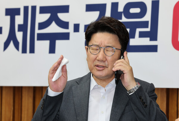 국민의힘 권성동 당대표 직무대행 겸 원내대표가 19일 국회에서 열린 강원 예산정책협의회에서 전화통화를 하고 있다. /연합뉴스