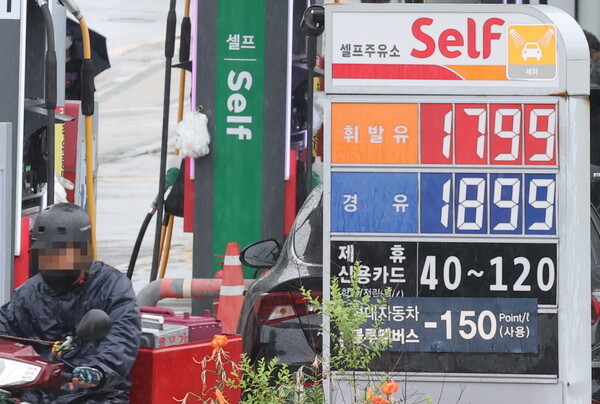지난주 국제유가가 배럴당 110달러(WTI)까지 오르면서 1800원대로 떨어진 휘발유‧경유 가격이 또다시 오를 것이란 전망이 우세하다. /연합뉴스