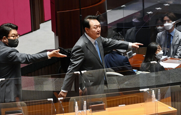 윤석열 대통령과 권성동 국민의힘 원내대표는 1960년생 동갑내기로 윤 대통령 외가인 강릉에서 함께 자란 친구 사이로 알려졌다. 윤 대통령은 지난해 검찰총장을 그만둔 후 ‘친구’ 권성동 원내대표와 어깨동무를 한 사진을 통해 정치에 데뷔했다. 권 원내대표가 ‘정치 멘토’인 셈이다. 사진은 윤석열 대통령이 지난 5월 16일 오전 국회 본회의장에서 취임 후 첫 시정연설을 마친 뒤 권 원내대표의 안내를 받으며 의원들과 인사하고 있는 모습. /공동취재=연합뉴스