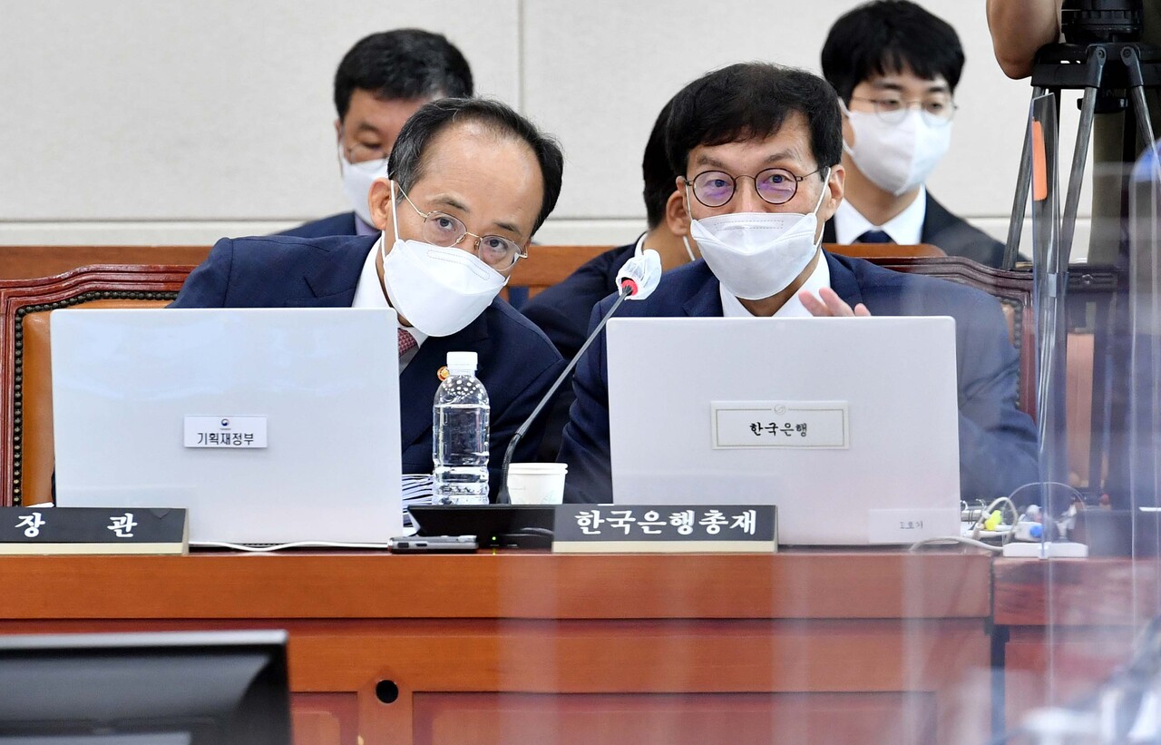 추경호 부총리 겸 기획재정부 장관(왼쪽)과 이창용 한국은행 총재가 1일 서울 여의도 국회에서 열린 기획재정위원회 전체회의에서 대화하고 있다. /국회사진기자단=연합뉴스