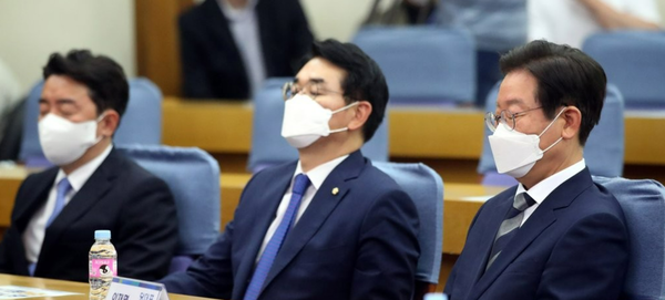 더불어민주당 이재명(오른쪽부터), 박용진, 강훈식 당 대표 후보가 지난달 29일 오전, 국회 의원회관에서 열린 더불어민주당 국민통합 정치교체 추진위원회 당 대표 후보자 초청 공개토론회에 참석해 있다. /연합뉴스