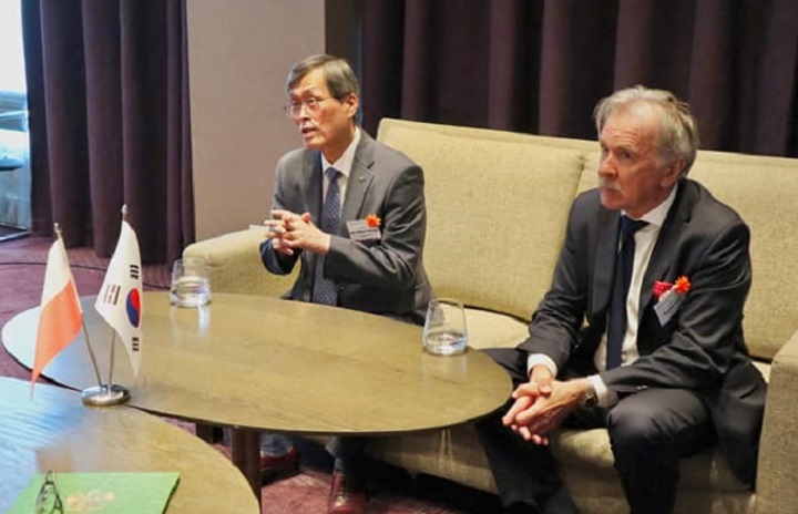 정재훈 한국수력원자력 사장(왼쪽)이 지난 7월 1일 폴란드 정부 관계자들을 만나 한국 원자력 기술의 우수성을 설명하고 있다. /정재훈 사장 페이스북