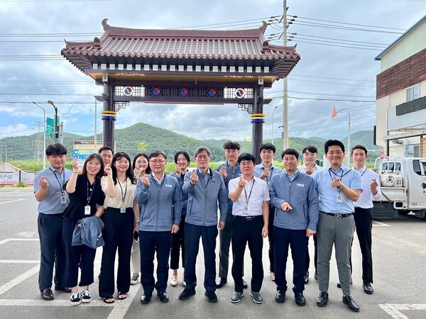 8월 1일 한국수력원자력 임직원들과 경주를 방문한 정재훈 사장이 기념촬영을 하고 있다. /정재훈 사장 페이스북