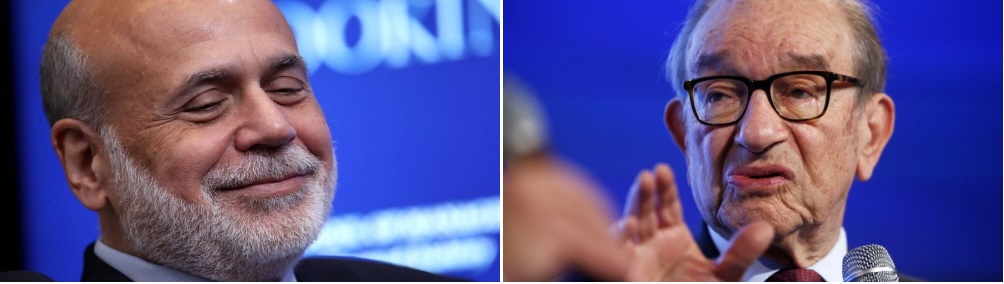 2000년대 미국 연준 수장이었던 벤 버냉키 의장(왼쪽)과 앨런 그린스펀 의장(오른쪽)은 각각  서브프라임 모기지 사태와 닷컴 버블 붕괴를 겪었다. 2001년과 2008년 불황은 연준이 인위적인 붐을 만들기 위해 금리를 인하하면서 예고된 것이었다. /연합뉴스