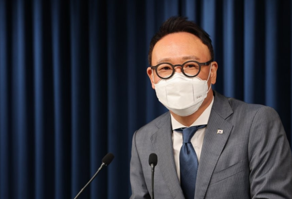 지난 2일 오후 서울 용산 대통령실 청사 브리핑룸에서 안상훈 사회수석이 초등학교 입학연령을 만 5세로 한 해 낮추는 학제개편안 등 현안에 대해 브리핑하고 있다. /연합뉴스