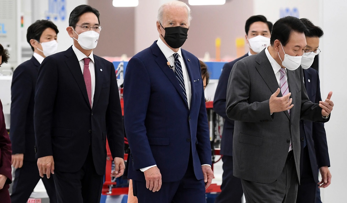바이든 미국 대통령이 지난 5월 21일 윤석열 대통령과 함께 삼성전자 평택 공장 내부를 둘러보고 있다. /삼성전자
