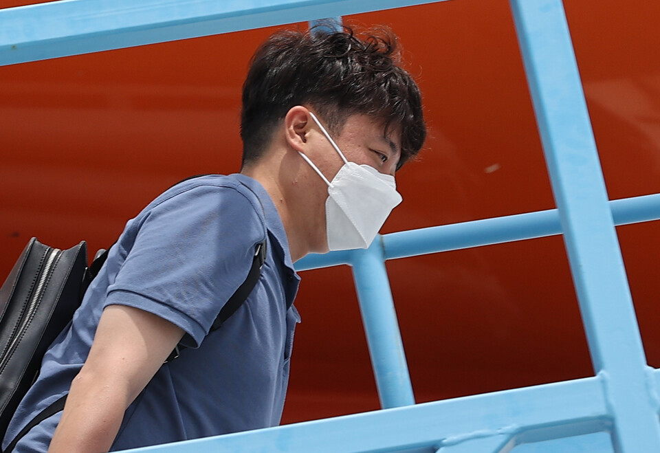 국민의힘 이준석 대표가 7월 27일 경북 울릉군 사동항 여객터미널에서 배에 오르고 있다. / 연합뉴스