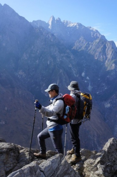 차마고도길을 걷다 옥룡설산을 바라보는 필자와 일행. 걷기보다 좋은 취미는 없는 것 같다. /사진=한익종