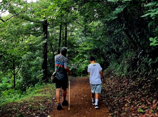 손자와 함께 저지오름 둘레길을 걷는 필자. 걷기는 `함께'를 전제로 한다. 대상이건 자아건. /사진=한익종