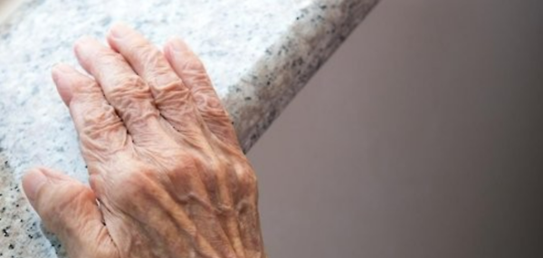 높은 임금을 받는 노동자 대비, 저임금 노동자가 노년기에 기억력 감퇴를 더 많이 경험한 것으로 조사됐다. 만 70세 이상 미국 고령층 시민 총 3858명을 대상으로 연구한 결과다. /게티이미지뱅크