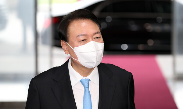  윤석열 대통령이 취임 3개월 만에 지지율이 20%대로 주저앉으며 위기를 맞고 있다. 여름휴가를 마친 윤석열 대통령이 8일 서울 용산 대통령실 청사로 출근하며 기자들과 약식 인터뷰를 하고 있다. /대통령실통신사진기자단=연합뉴스