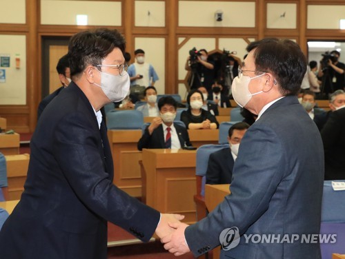 윤핵관으로 대변되는 국민의힘 기득권 세력의 관심은 오로지 공천과 기득권 유지에 있기 때문에 예상보다 빨리 윤 대통령의 힘이 빠지거나 위기 징후가 보이면 미련없이 야반도주를 택할 것으로 예상된다. 국민의힘 권성동 당대표 직무대행 겸 원내대표(왼쪽)와 서병수 상임전국위원회 의장이 5일 서울 여의도 국회에서 열린 국민의힘 제4차 상임전국위원회에서 인사를 나누고 있다. /국회사진기자단=연합뉴스