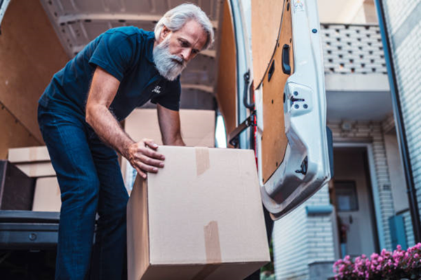 우리나라 65세 이상 고령자의 절반 정도가 월 100만원 정도로 살아간다고 한다. 은퇴 후에 돈은 생명줄이다. 모아둔 돈이 부족하다면, 가족을 포함한 인간관계를 위축시키고 자신을 초라하게 만든다. 다급하면 위험한 알바까지 해야 한다. /픽사베이