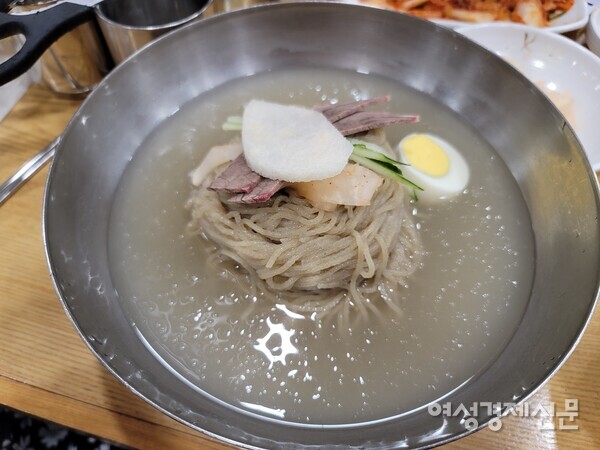 냉면 한 그릇의 가격은 서울이 가장 비쌌고 대구가 그 뒤를 이었다. 물가 급등세가 외식 가격으로 이어져 지난해에 비해 한 그릇당 최고 1334원이 올랐다. /백영건 기자