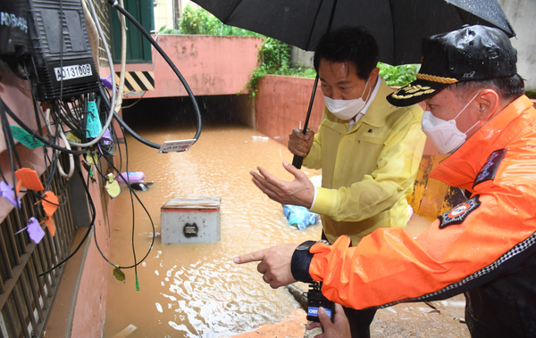 오세훈 서울시장이 9일 발달장애 가족이 침수로 고립돼 사망한 서울 관악구 신림동 수해 현장을 점검하고 있다./ 서울시