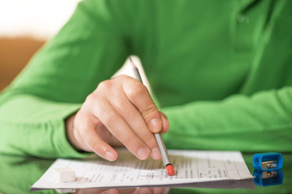 엄마는 아이가 밖에서 경험하는 평가와 피드백과는 다른, 지지하고 용기를 주는 피드백을 전해야 한다. /게티이미지뱅크