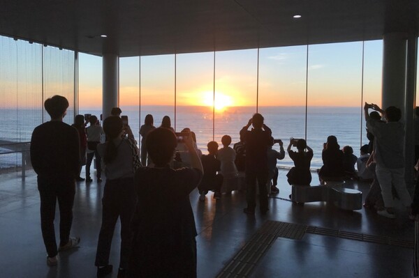 온통 오렌지색으로 물드는 역을 볼 수는 없었지만 성스러운 일출의 순간이었다. 나를 포함한 대부분의 사람들이 다들 카메라를 들이대고 있다. /사진=양은심