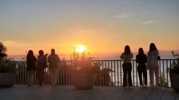 아침 5시 반쯤, 일출을 감상하는 사람들 /사진=양은심