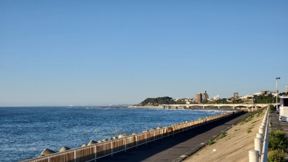 오른쪽에 바다 위에 만들어진 국도 6호선 '히타치 바이파스(日立バイパス)'가 보인다. 그리고 정면에는 공업단지가 비현실적인 풍경으로 눈에 들어왔다. /사진=양은심