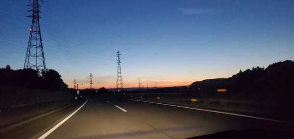 고속도로에서 본 새벽 하늘. 서서히 물들고 있다. 마음이 급해진다. /사진=양은심