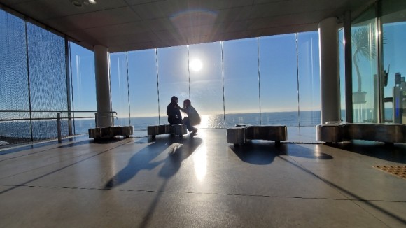 노을에만 관심이 갔던 나를 놀라게 한 장면이다. 해가 뜨고 난 후 사람들이 다 떠난 곳에서 사진을 찍는 젊은이들. 즐기는 관점이 다름을 느꼈다. /사진=양은심