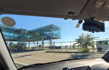 차에서 바라본 역 이벤트홀과 카페. 건물이 꺾이는 곳에 일출을 감상할 수 있는 이벤트 홀이 있다. 툭 튀어나온 곳이 카페다. 오로지 바다를 즐기기 위해서 만들어진 공간이 아닐까 싶었다. /사진=양은심