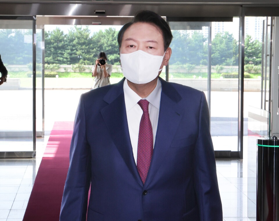 윤석열 대통령이 취임 100일을 하루 앞둔 16일 오전 서울 용산 대통령실 청사로 출근, 기자들과 질의응답을 하고 있다. /연합뉴스