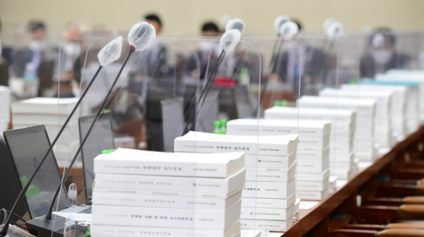 지난 2020년 10월 15일 국회 보건복지위원회에서 열린 한국보건산업진흥원·한국보건의료인국가시험원 등 국정감사에 국정감사 요구자료들이 책상 위에 쌓여 있다. /연합뉴스