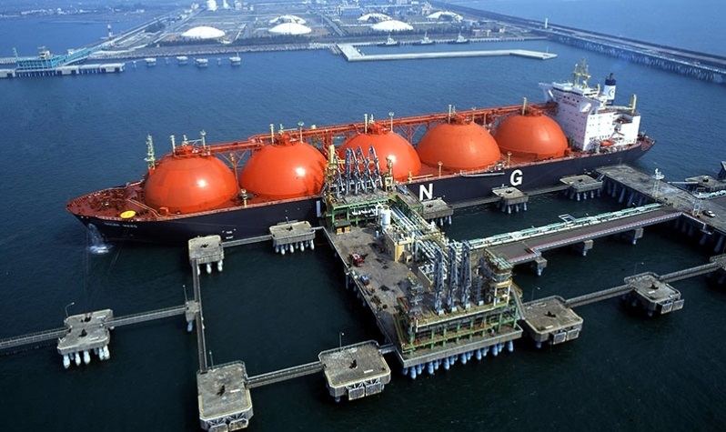 유럽 최대 항구인 네덜란드 로테르담 항구에 액화천연가스(LNG) 운송선이 정박하고 있다. /로테르담 항구