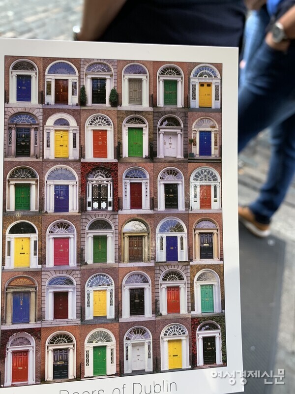 더블린 시내 대문의 컬러는 알록달록 화려한 것으로 유명하다. /사진 박재희