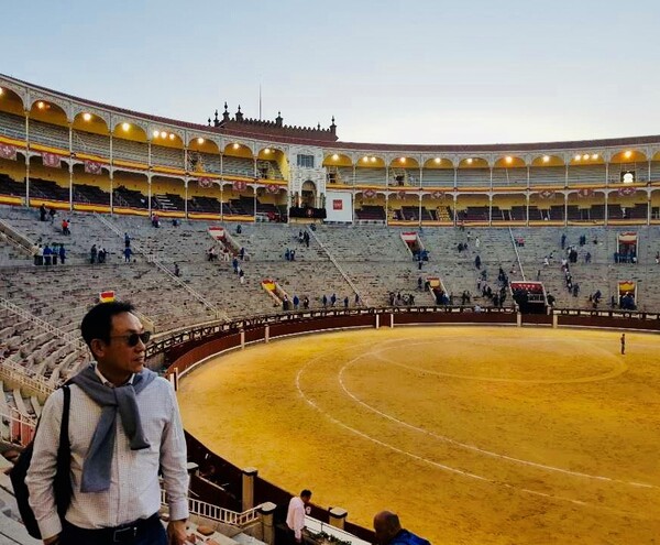 돈키호테의 꿈길을 밟아가는 초저녁 여름 산책길은 나에게 이미 산티아고 길과 다르지 않다. 산티아고 순례길 800km의 꿈길을 순례하기 위한 내 허벅지는 꿈이 있기에 전혀 피곤하지 않다. 스페인 마드리드 국립 투우 경기장에서 /사진=최익준