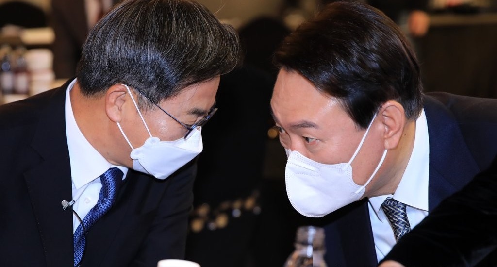 윤석열 대통령이 국민의힘 대선 후보 시절인 지난해 12월 14일 한 행사장에서 김동연 경지지사(전 경제부총리)를 만나 대화하고 있다. /연합뉴스