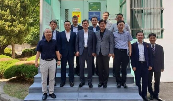 정재훈 전 사장(왼쪽에서 5번째)이 지난 2018년 8월 22일 경희대를 방문한 자리에서 황 사장(정 사장의 왼쪽)과 기념촬영하고 있다. /정재훈 사장 페이스북