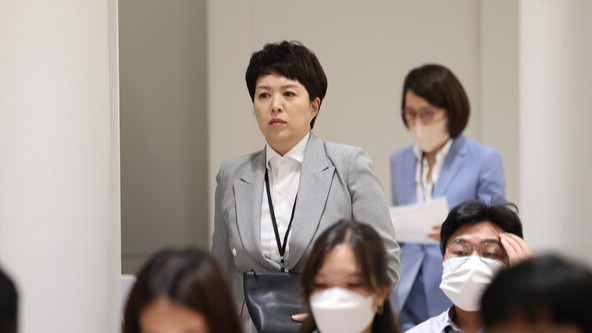 23일 오후 서울 용산 대통령실 청사에서 김은혜 홍보수석이 현안에 대해 브리핑을 하기 위해 브리핑룸으로 들어서고 있다. /연합뉴스